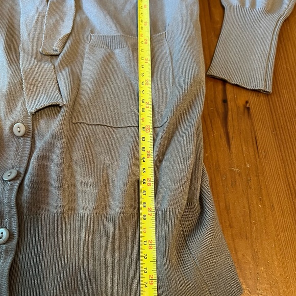 Maolsozu long sleeve, V/neck cardigan. Button down. Light taupe. Size M/L - Picture 3 of 7
